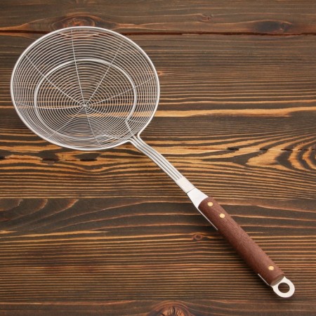 A colander-sytoos with a wooden handle 44cm