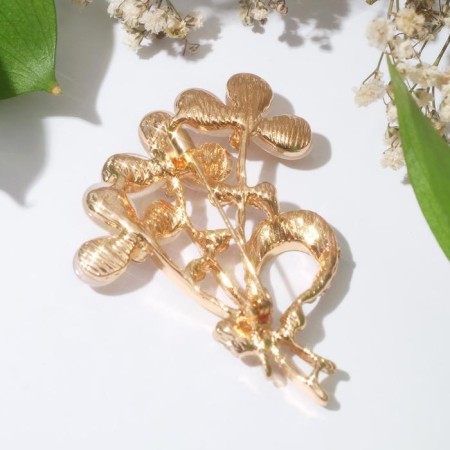 Brooch "Trilisters", white color in gold-1