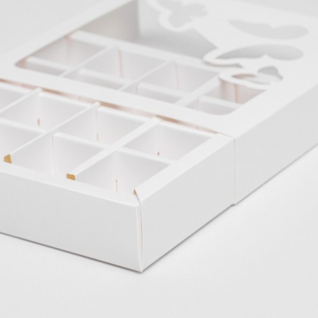 Box under 16 sweets cutting down, "butterflies", white 17.7 x 17.7 x 3.8 cm-4