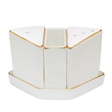 Set of salt shakers on the Lenardi Maria Gold stand