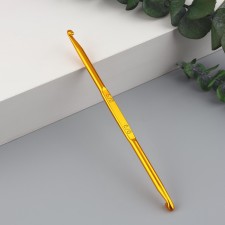 Knitting hook, bilateral, d = 3.5/4.5 mm, 13 cm, gold color