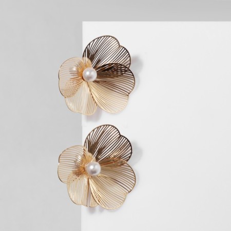 Earrings with pearls "Flowers" are light, white color in gold