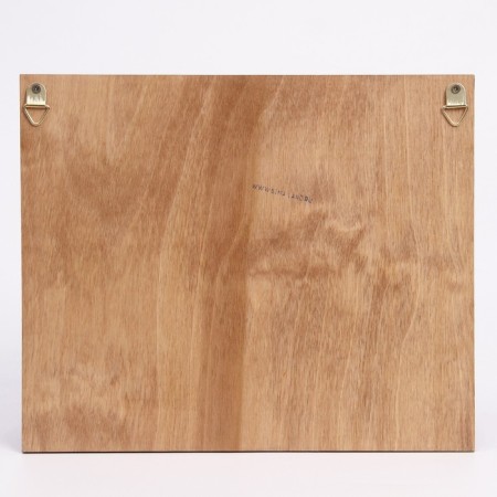 The keywood is wall -mounted with the pocket shelf.-6