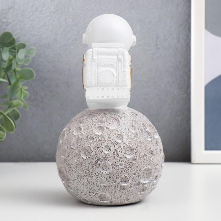 Souvenir Polystone "Astronaut-Rybak" 17.3x11.5 cm-3
