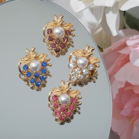 Assortment brooch grape, color mix in gold