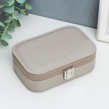 Casket to the leatherette for jewelry 