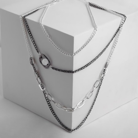 The beads "chain" are a square pearl in the cut, the color is black and white in silver, 53 cm-3
