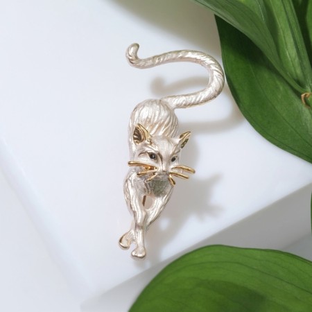 Brooch "Cat" grace, matte white color in gold-2