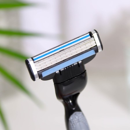The machine is a razor and 1 interchangeable cassette, suitable for Gillette Mach 3-2