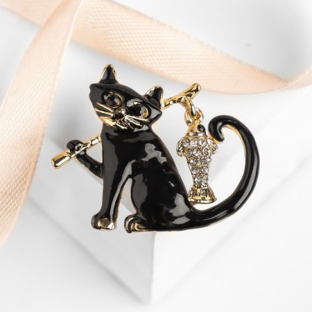 Brooch "Cat" with a fish, black color in gold-2
