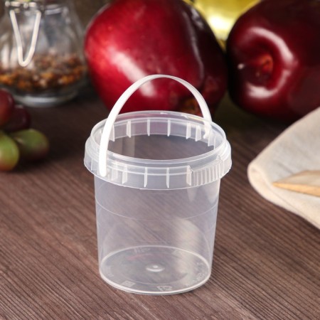 A plastic single can with a white handle, 155 ml, d = 6.9 cm, without a lid, the color is transparent