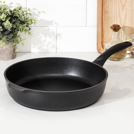 The “Tradition” pan, D = 28 cm, plastic handle, anti -stick coating, black color