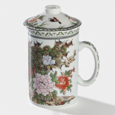 Ceramic mug with a lid and sieve 