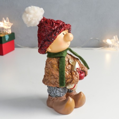 Polystone souvenir "Baby in a red hat and a green scarf with a gift" 7.5x10x17 cm-1