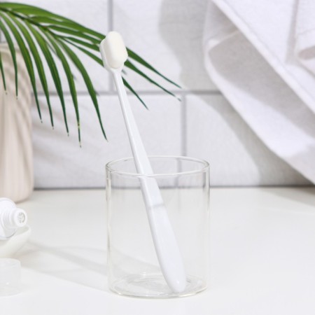 Superjugous toothbrush, 10,000 bristles, flat, white