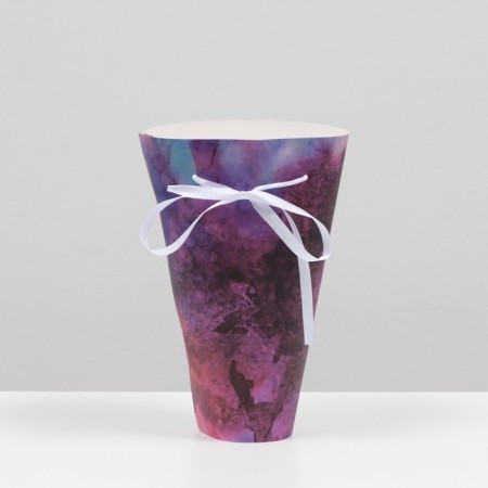 Box for flowers round on the ribbons of a violet 24 × 28 cm