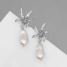 Earrings with pearls 