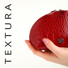 Cosmetic bag at the lightning textura, the color is red