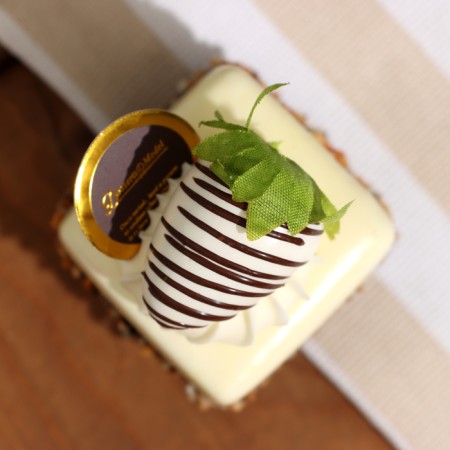 Flee - Magnet "Pies of Magniffo" White Chocolate, 5x5x9cm-2