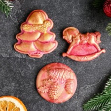 A set of toys on the Christmas tree 
