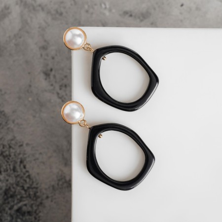 Earrings with pearls "sia" crumpled rings, black and white color in gold