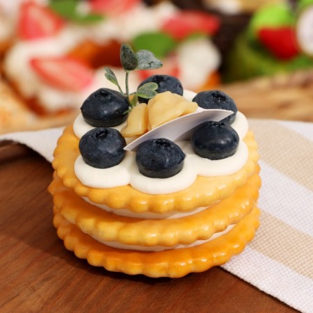 Mulyage - Magnet "Cracker with blueberries" 7x7x6cm-1