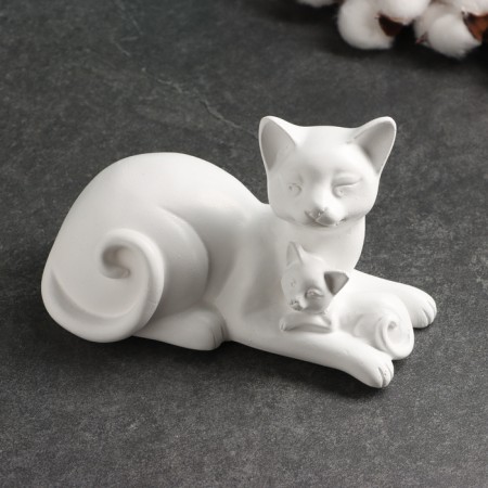 The figure "cats lie" white, 18x10x12cm-4