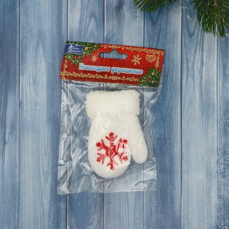 Soft suspension "mittens with a snowflake" 8x6 cm, white-1