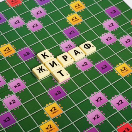 A board game for compiling the words "Skrubwood Classic", 104 chips, 10+-5