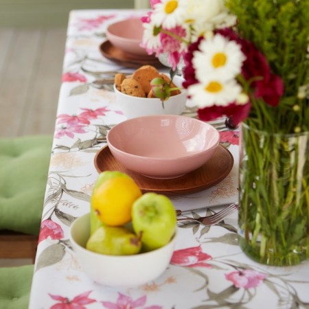 The tablecloth "Buttercup" is 145x250 cm, 100% p/e-10