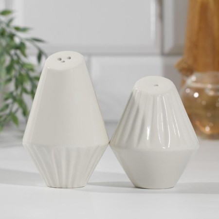 Set of ceramic solo and list of geometry, 14.5 x 10.8 cm, white color