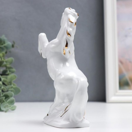 Souvenir Ceramics "Snowthrough Horse on Hids" with gold 16.5 cm-3