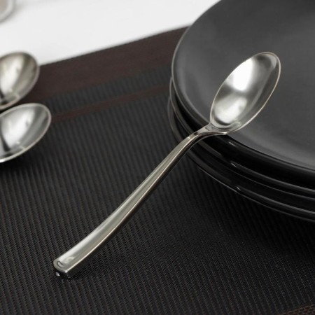 A single spoon is disposable, 12.5 cm, silver color
