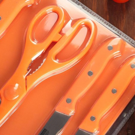 A set of kitchen supplies, 5 objects: knives 7.5 cm, 12.5 cm, 17.5 cm, scissors, board 29 × 20 cm, color mix-3