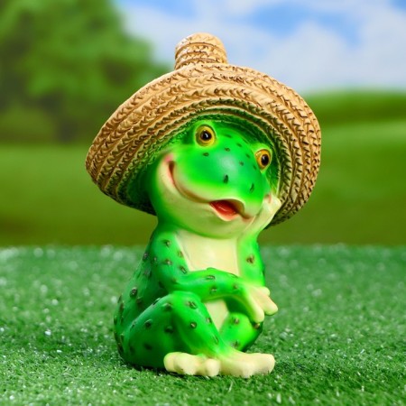Garden figure "Frog in a straw hat" 11x12x16.5cm