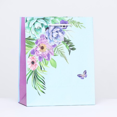 Gift package "Butterfly next to the bouquet" "18 x 22.3 x 10 cm
