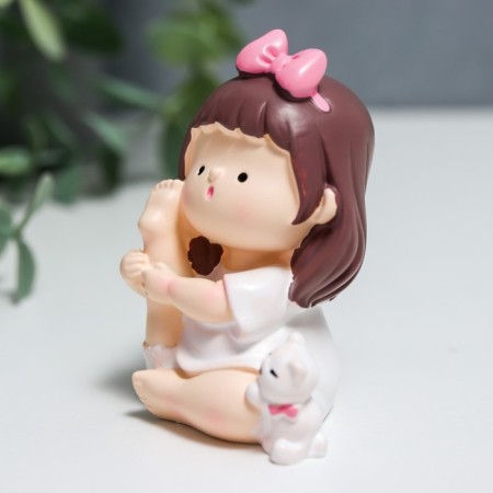 Souvenir Polystone "Baby with a white cat - yoga" 5.5x4.5 cm-2