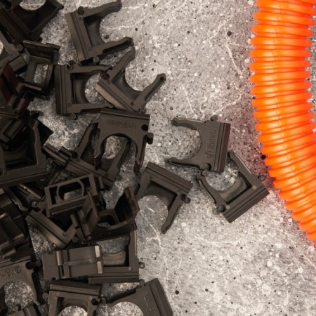 Fastener-clip for a pipe Ø 16 mm, black (100 pcs./Union) Rexant-1
