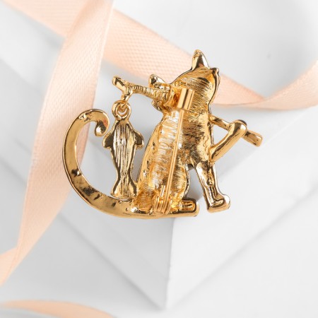 Brooch "Cat" with a fish, black color in gold-1