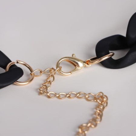 The necklace "chain" is flat links, black color, 48cm-1