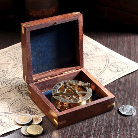 Compass in the Lian box 10x10x4.3 cm