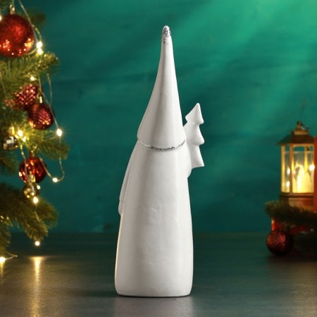 Figure "Dwarf with a Christmas tree" White with an echo-2