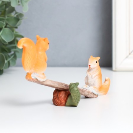 Polystone souvenir "Squirrels on the swing" 7.2x15.3x3.5 cm-1