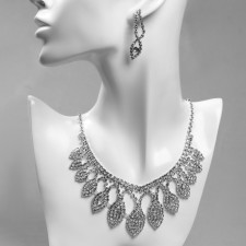 Set 2 objects: earrings, necklace 