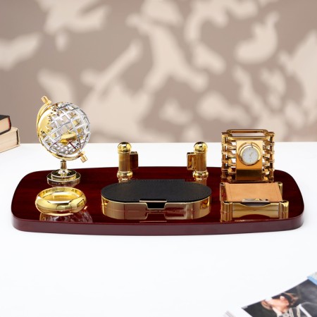 Desktop 7V1 with a business card and clock, red tree-2
