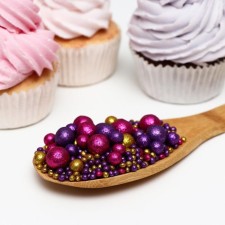 Sprinking confectionery with glitter 