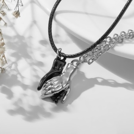 Kulons "Uzolnutinok" on the magnet, handshake, black-silver color, 52 cm