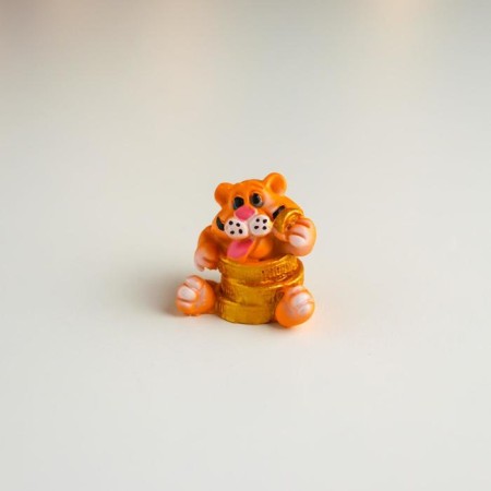 Souvenir Polystone "Tiger Speech with bills/coins" MIX 3x2x3 cm-1