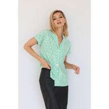 Blouse with a solid collar and lapels, size 44