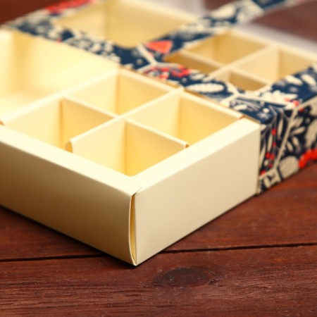 Box for sweets, 8 sweets and chocolate, 17.7 x 17.7 x 3.8 cm "Happy holiday!"-4
